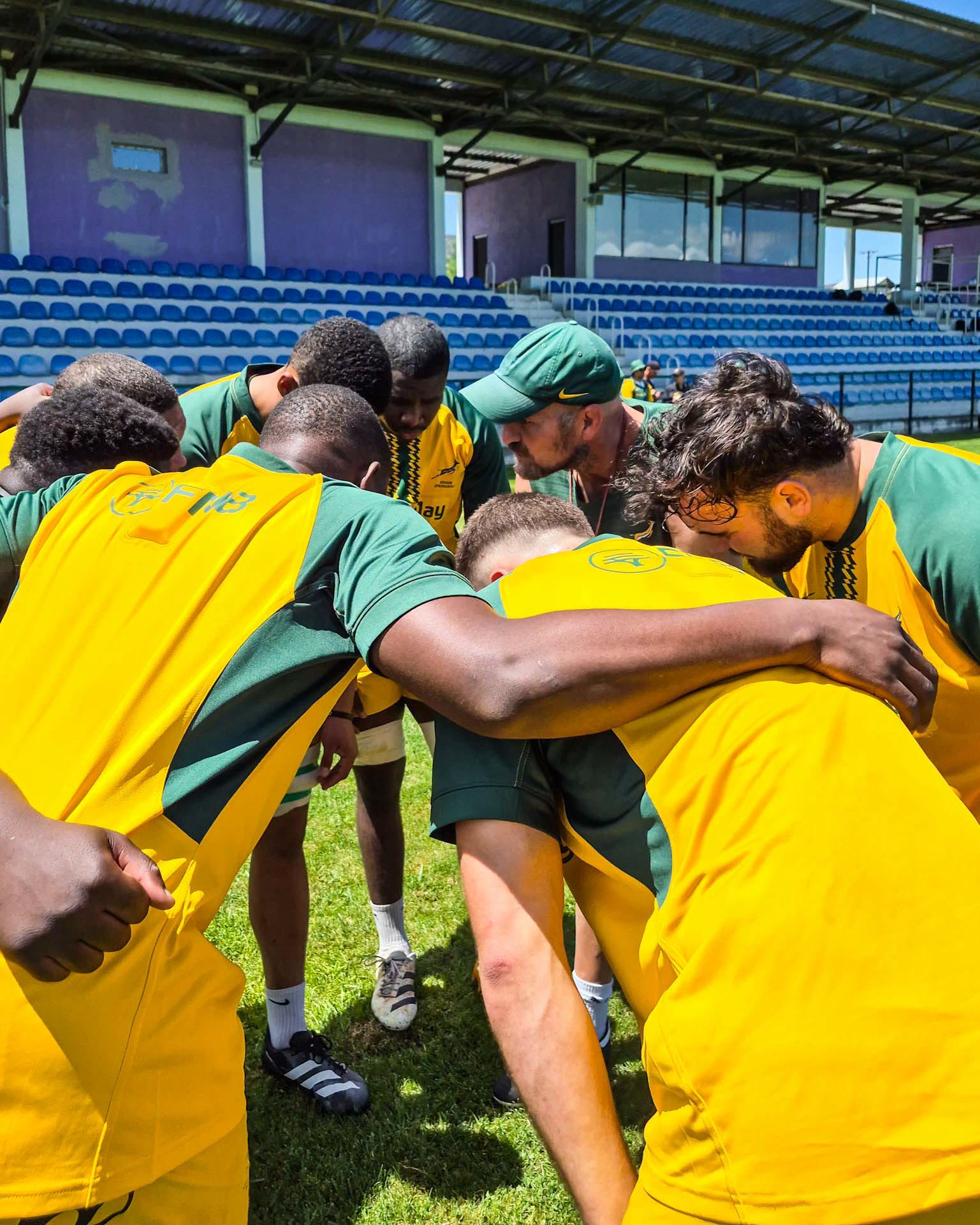 Afrigter Kevin Foote saam met die Junior Bokke.
