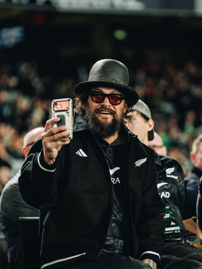 Akteur Jason Momoa was een van die duisende toeskouers.