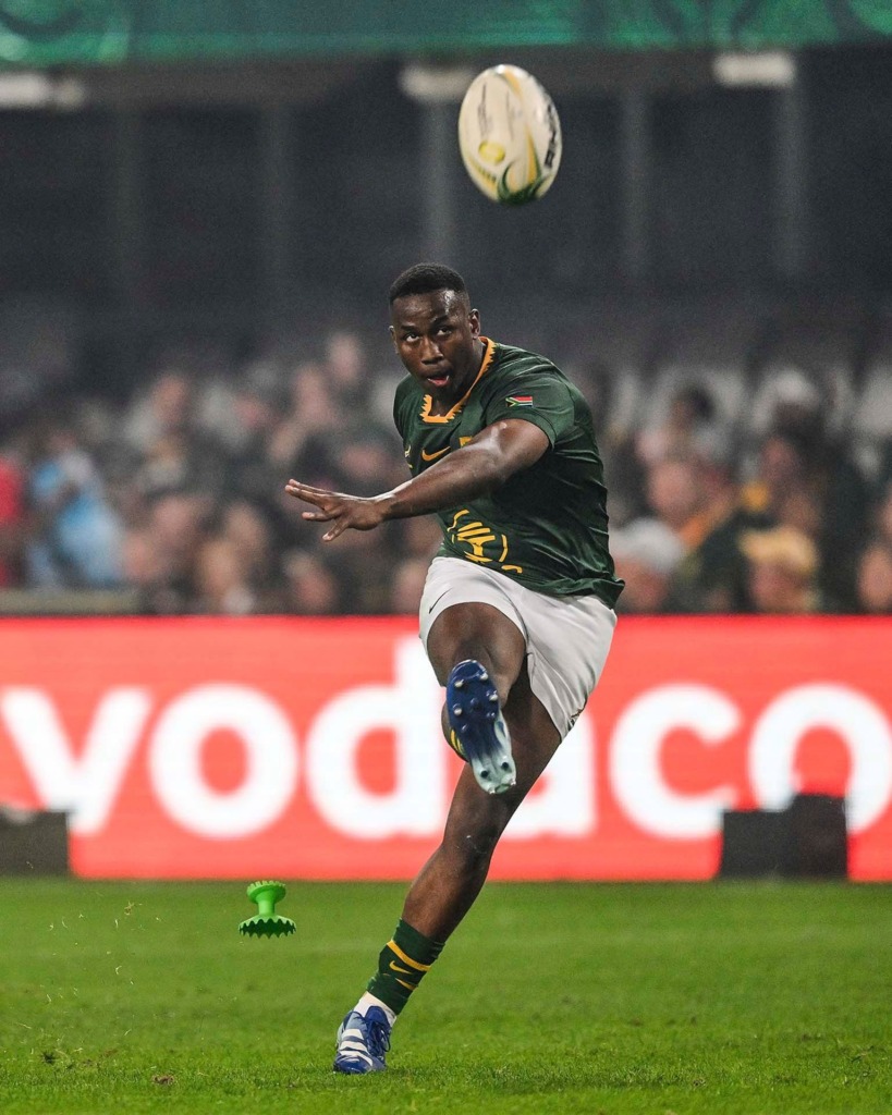 Losskakel Vusi Moyo stuur ’n bal pale toe.