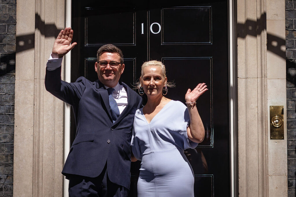 Andy Burnham en sy vrou, Marie-France van Heel, buite 10 Downing Street in Londen.