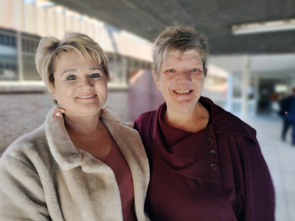 Dailene Arlow Roux (links) en Monya Henning by die Pelonomi-hospitaal waar hulle Maandag, 20 Julie, die eerste keer ontmoet het.