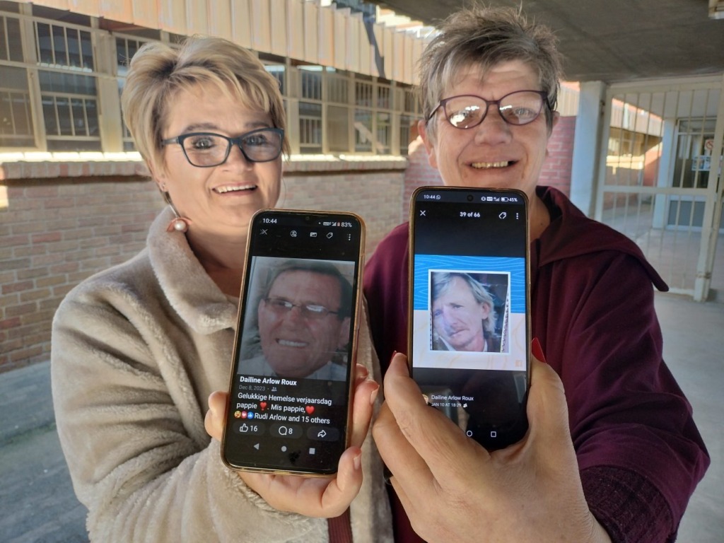 Die twee halfsussies met foto’s van hul biologiese pa. Links is Dailene Arlow Roux (links) en Monya Henning. Foto: Lientjie Mentz