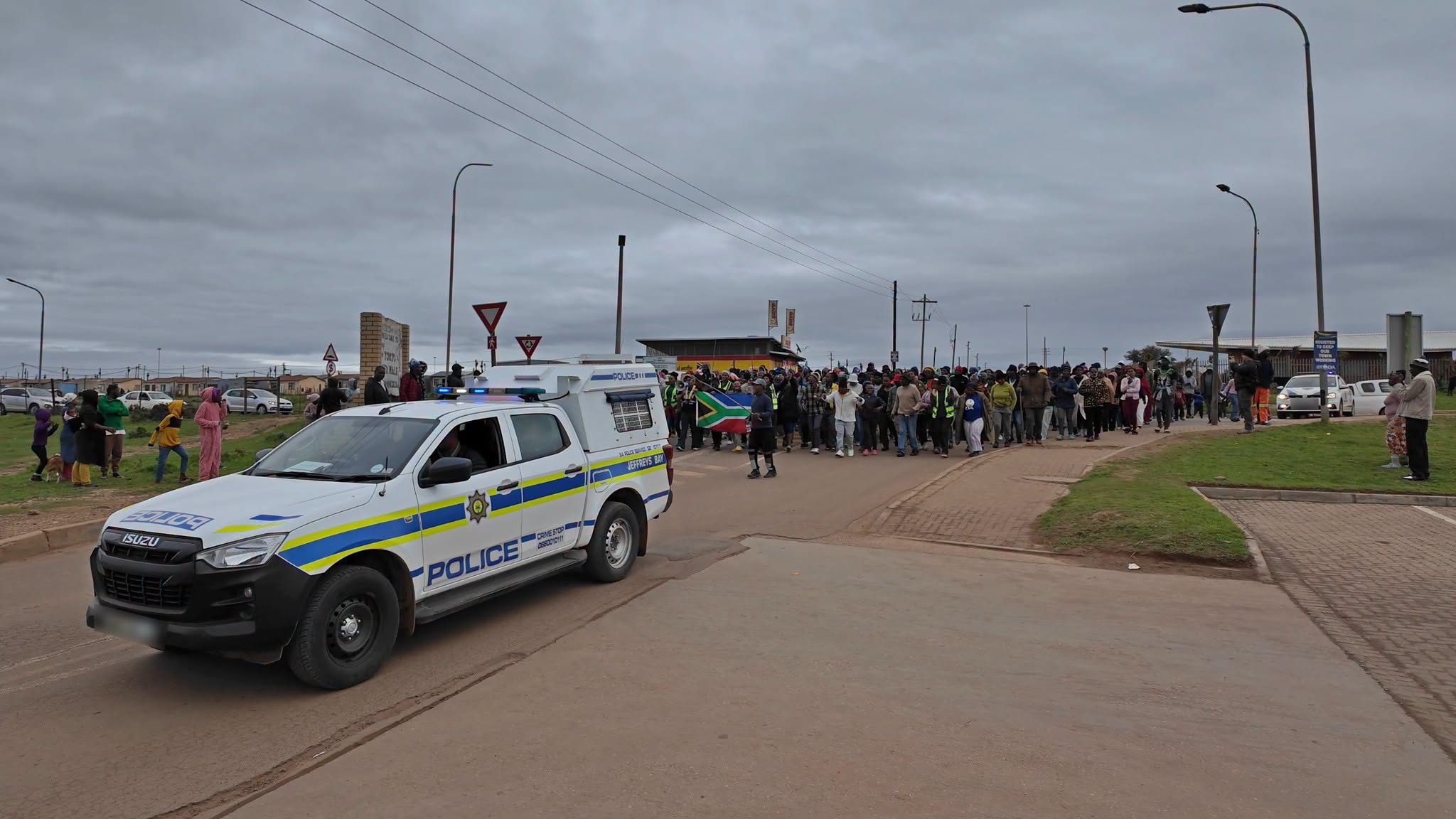 Jeffreysbaai weer kalm ná gewelddadige betogings, maar polisie bly sigbaar