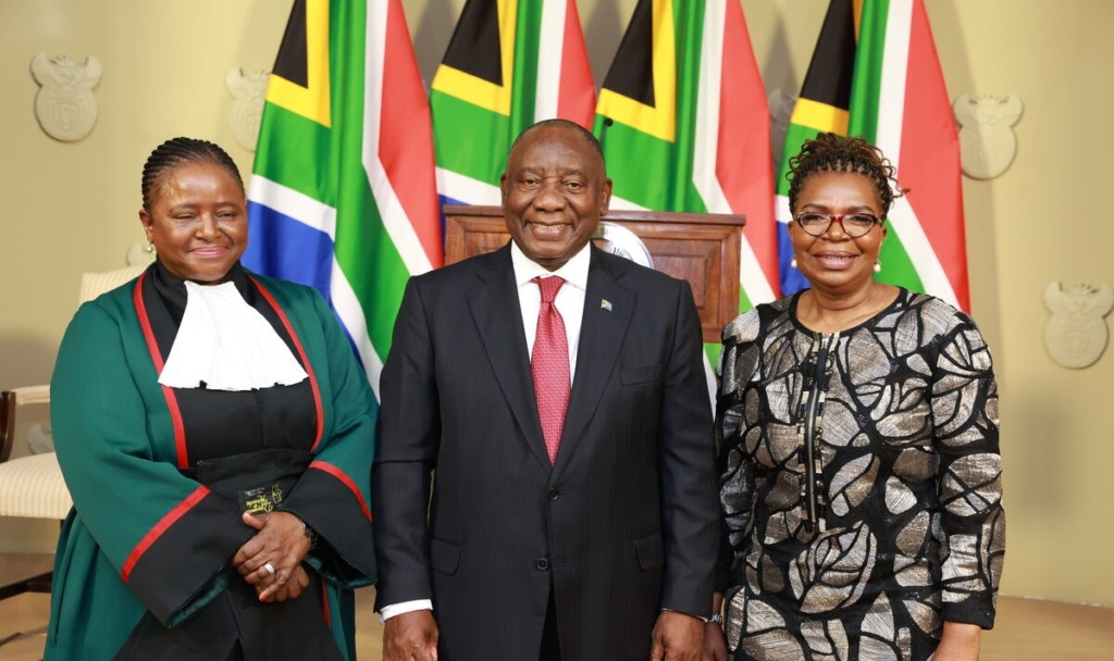 Nonkosi Mhlantla, die waarnemende adjunkhoofregter; pres. Cyril Ramaphosa en Dina Pule, wat Woensdag as die nuwe minister van maatskaplike ontwikkeling ingesweer is. Foto: Baba Jiyane, GCIS.