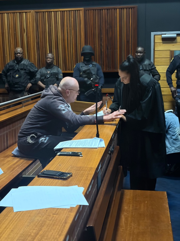 Krejcir kla dat sy hofsake sloer en dat sy menseregte geskenk word.
