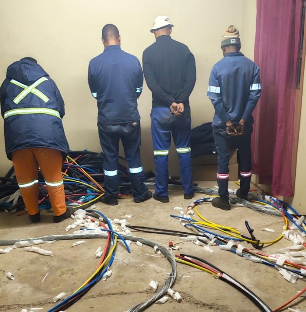 Ses werknemers van die Sol Plaatje-munisipaliteit is verlede week in hegtenis geneem vir kabeldiefstal.