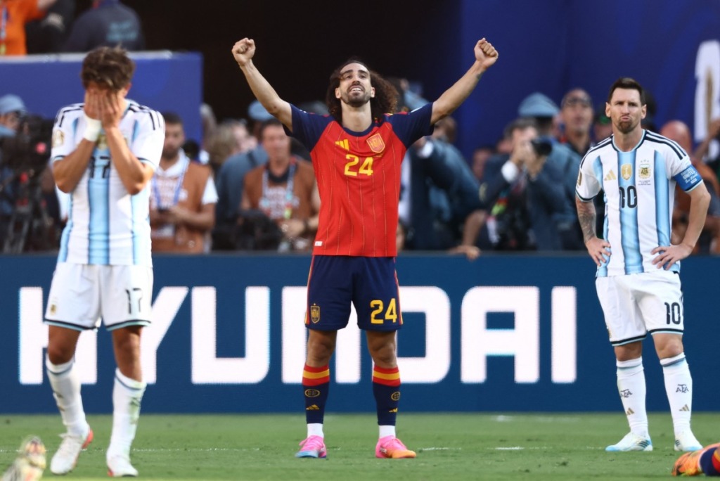 Marc Cucurella vier Spanje se oorwinning saam, met Argentinië se aanvaller Giuliano Simeone en Lionel Messi in die agtergrond.