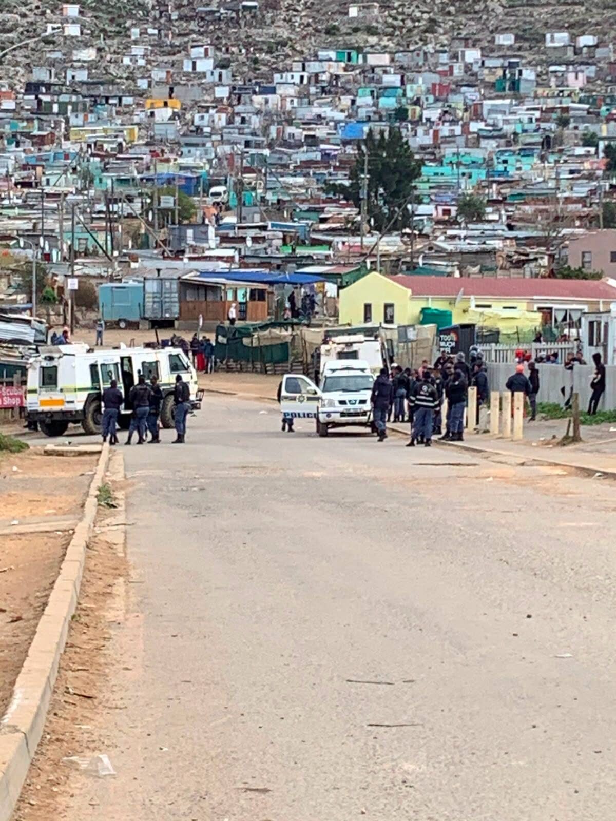 Villiersdorp kook oor: Plundering, klipgooiery en optogte terwyl onrus in die Overberg voortduur