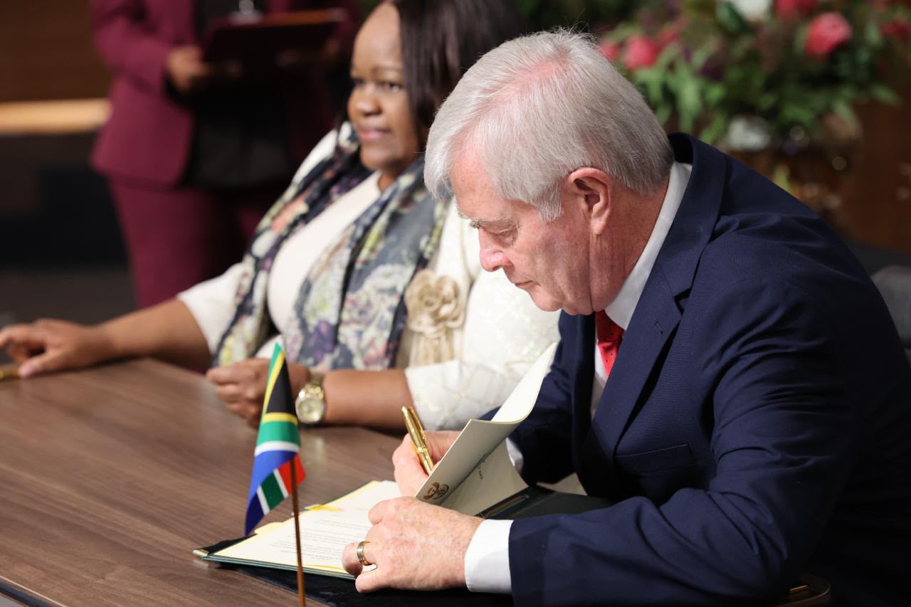 Dr. Pieter Groenewald en me. Lucia Iipumbu.