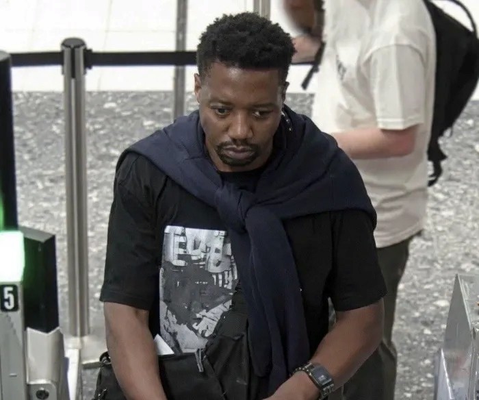 Die Britse voortvlugtige en vermeende moordverdagte, Ndodana Tshuma, het vandag in die hof verskyn op aanklagte van uitlewering en die onwettige besit van ’n vuurwapen.