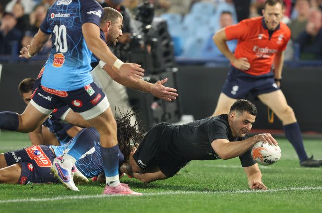 Josh Moorby van die All Blacks druk ’n drie teen die Bulls.