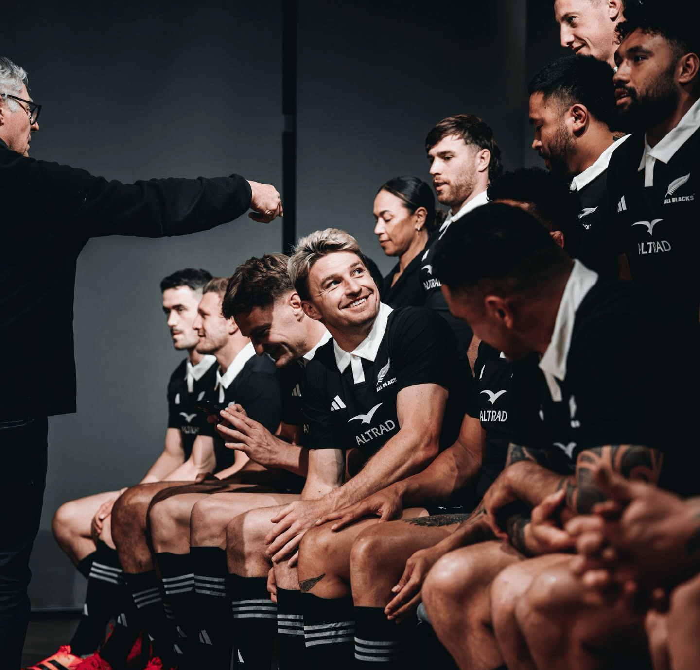 All Blacks-losskakel Beauden Barrett (middel voor) tydens ’n spanfoto.