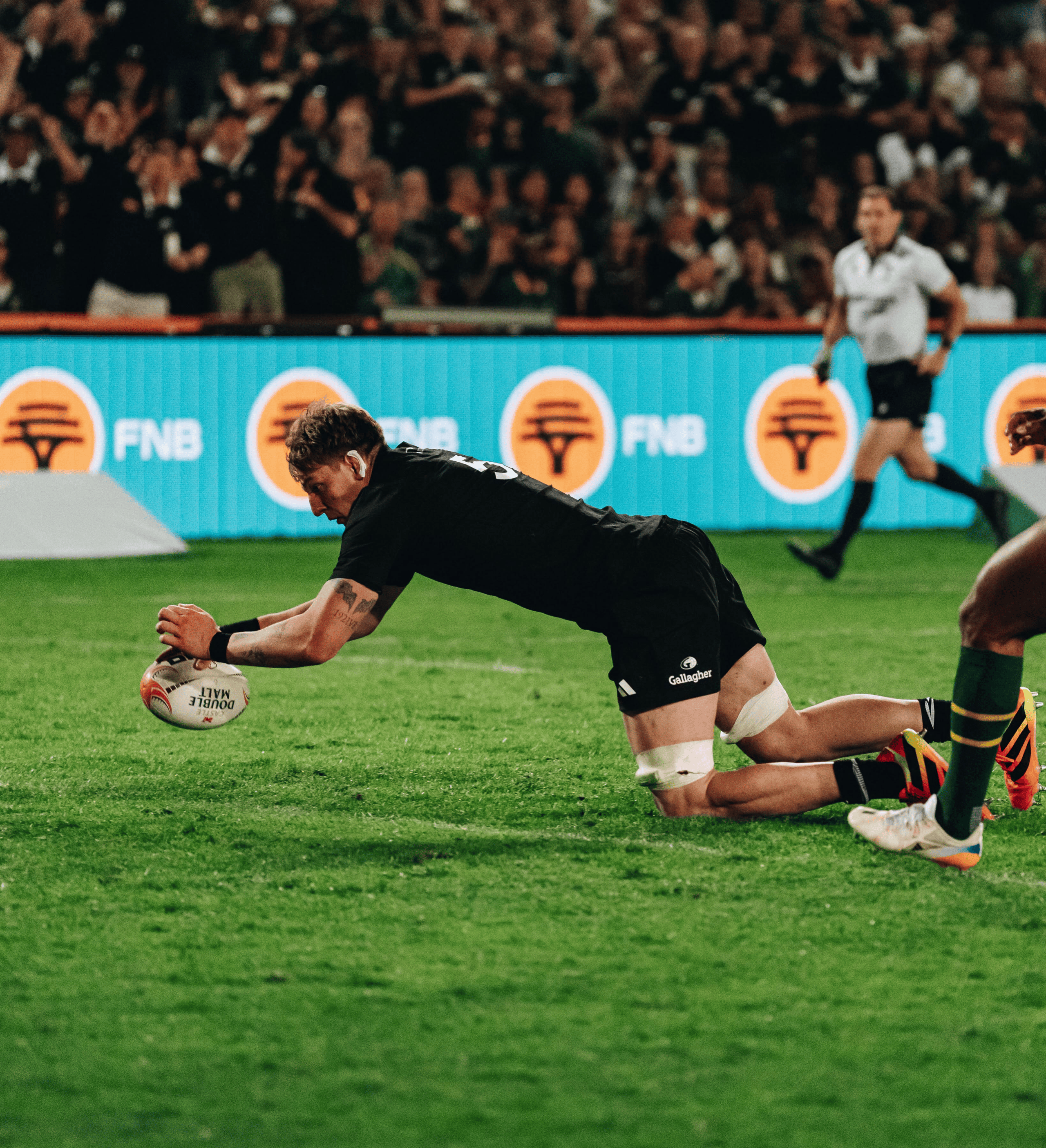 All Blacks se Fabian Holland duik oor die doellyn.