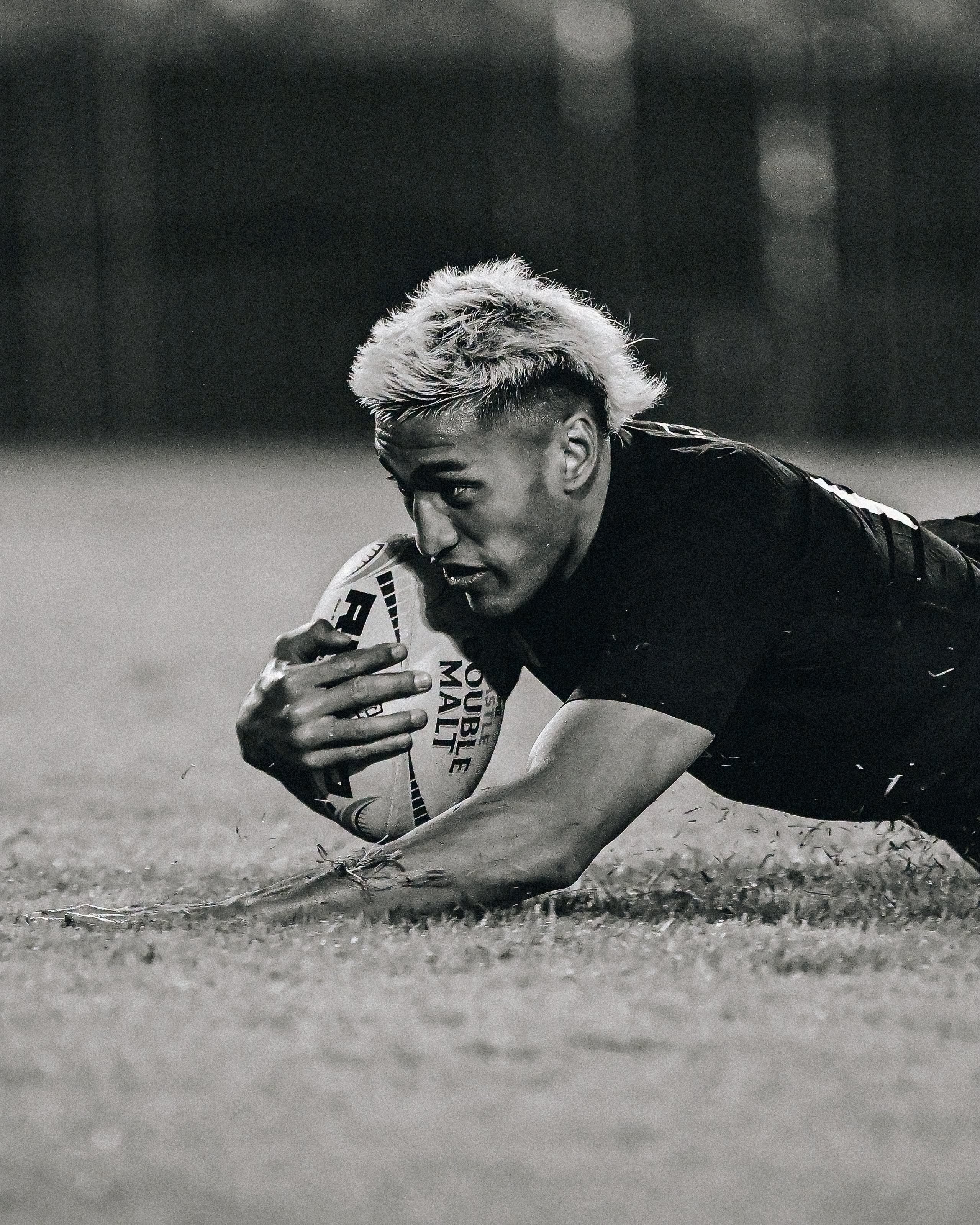 All Blacks-senter Rieko Ioane druk een van sy twee drieë teen die Lions.