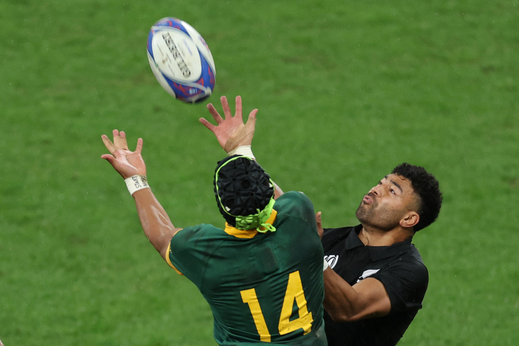 All Blacks-losskakel Richie Mo’unga en Bok-vleuel Kurt-Lee Arendse kompeteer vir die bal.