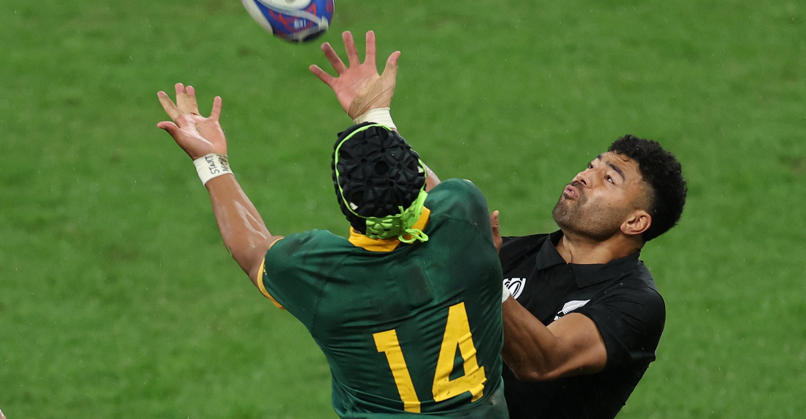 Die All Blacks het verskeie losskakels op toer . . . waarom dan Mo’unga nou SA toe bring?