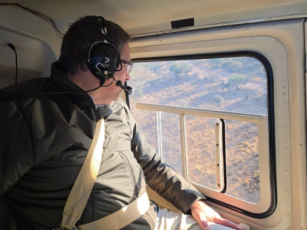 David Maynier, die minister van bosbou, visserye en die omgewing, bekyk die Krugerwildtuin uit die lug.