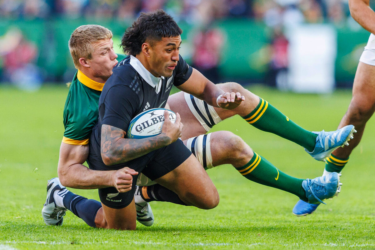 Pieter-Steph du Toit trek die Kiwi Rieko Ioane in die laaste wedstryd wat die twee spanne op Ellispark gespeel het, plat.