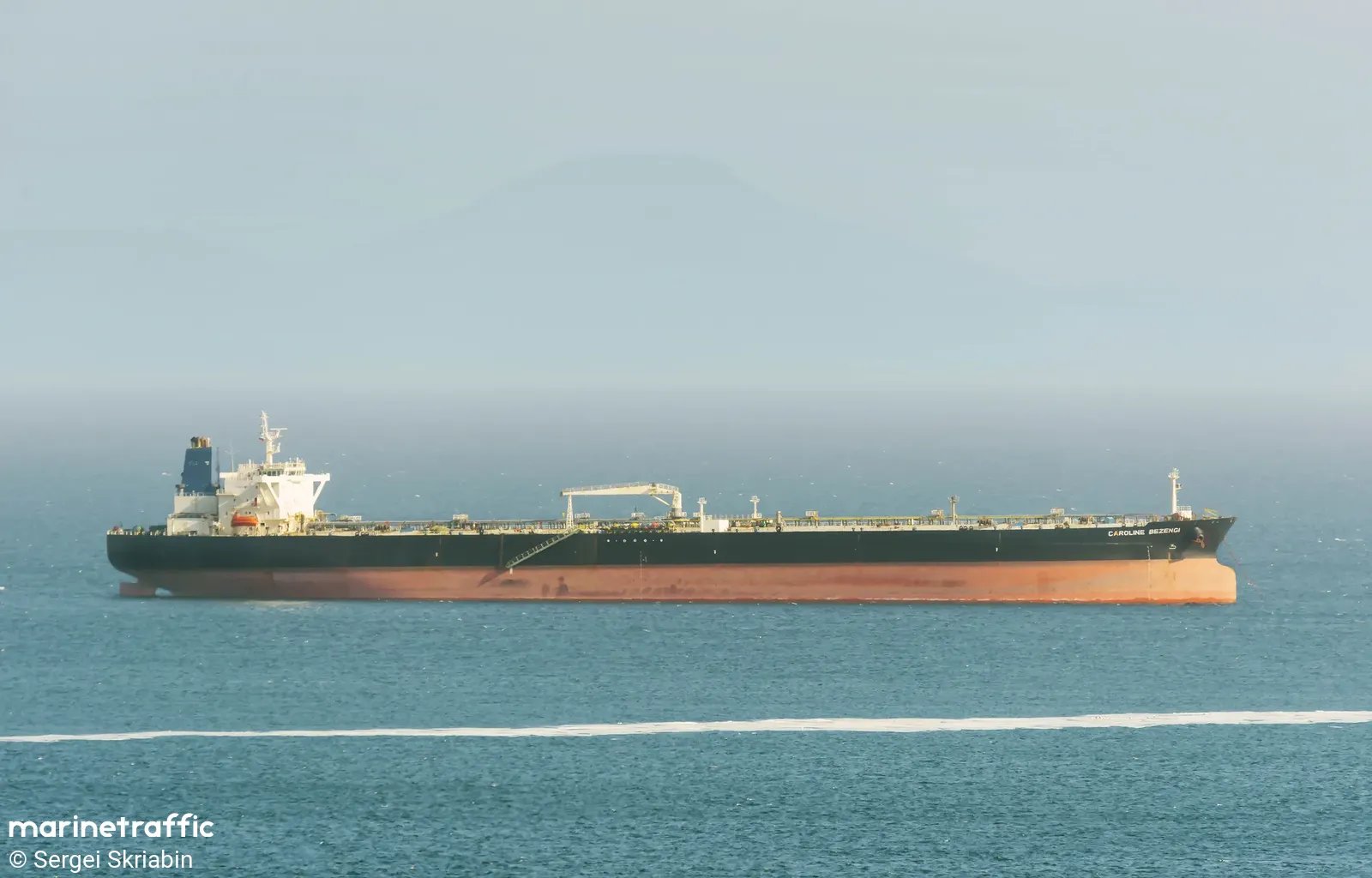 Die tenkskip wat gestrand het, is na bewering die Caroline Bezengi wat deel is van die Russiese skaduvloot. Foto: X/@@NAFO_Hungary