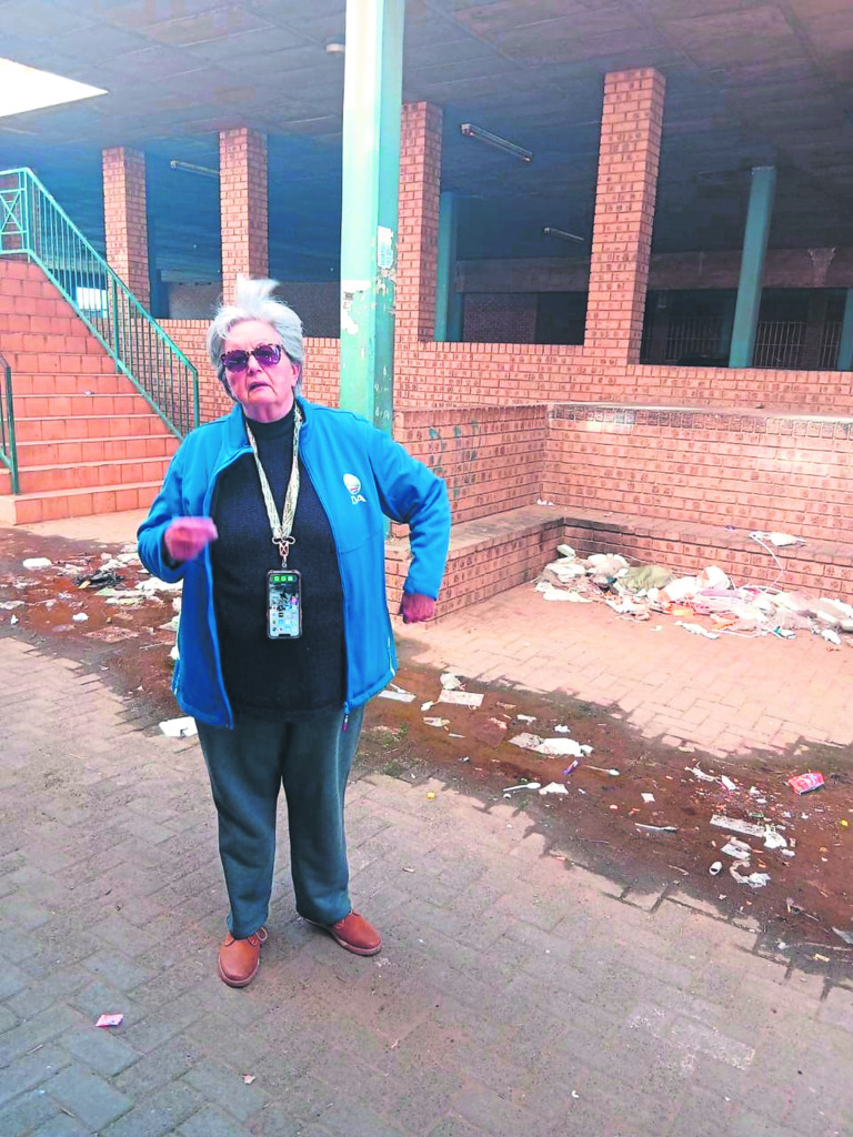 Leona Kleynhans, DA-raadslid van die Thabo Mofutsanyana-munisiplaiteit, sê die Vrystaatse Ontwikkelingskorporasie (VOK) moet werkgeleenthede skep en nie studenteverblyf ontwikkel nie.