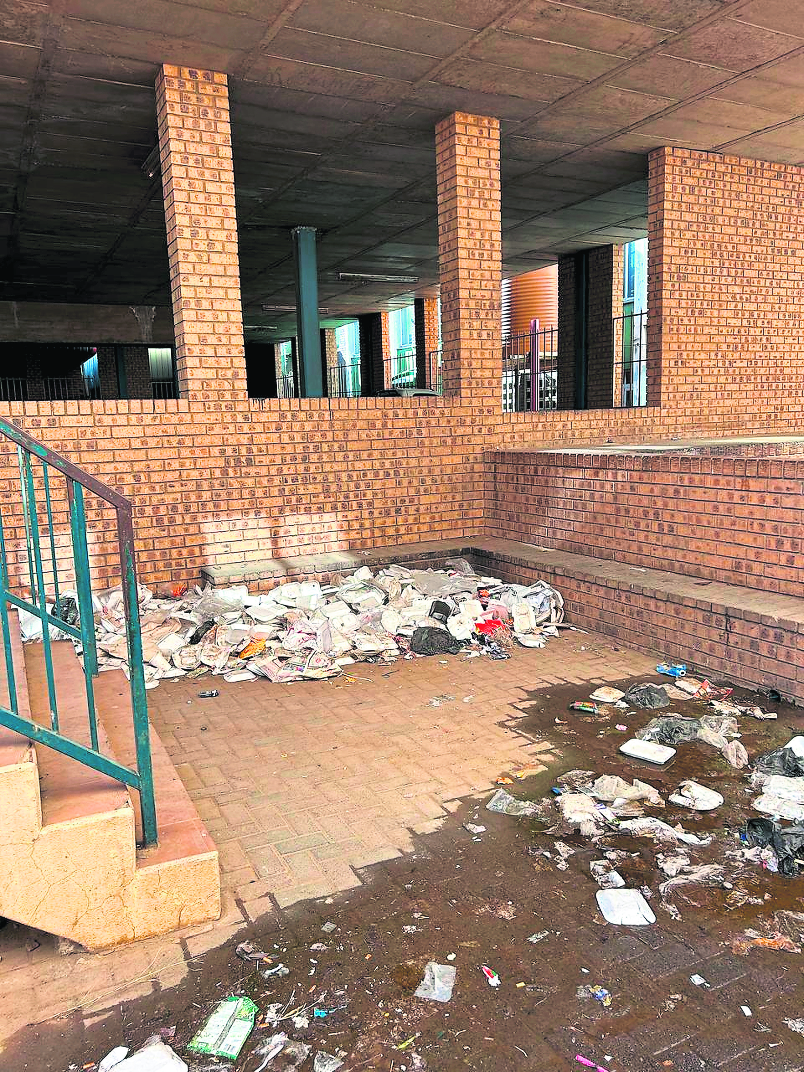 Rommelbesaaide, verlate dele van van die Naledia Mall naby Qwaqwa wat die Vrystaatse Ontwikkelingskorporasie in studenteverblyf wil omskep.