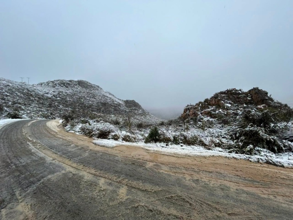 Sneeu het in die Swartbergpas geval. Foto: Storm Report SA