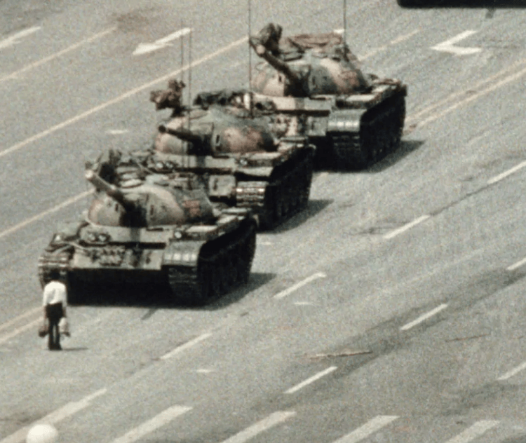 Die ikoniese oomblik toe 'n man probeer het om die Chinese tenks op Tiananmen Plein te stop. Skermgreep