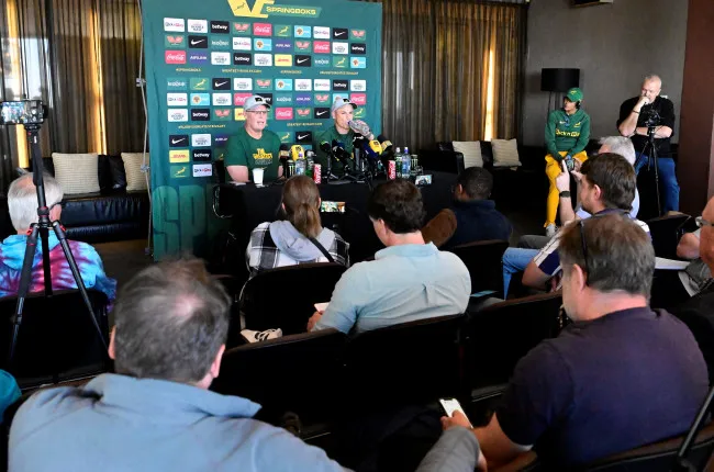 Rassie Erasmus en Jaco Peyper spreek die media toe.