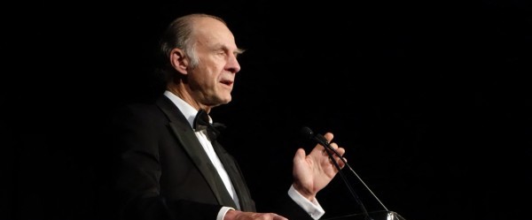 Fiennes tydens ’n toespraak by die dinee. Foto: William Edwards/AFP.