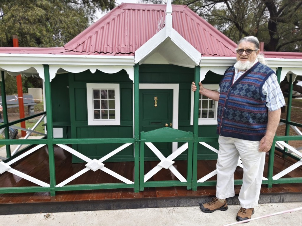Ter viering van erfenismaand, het die Oorlogsmuseum die geskiedkundige pophuis op die terrein laat opknap. Hennie van Zyl was nou betrokke by die opknapping van die pophuis. Foto: Lientjie Mentz.