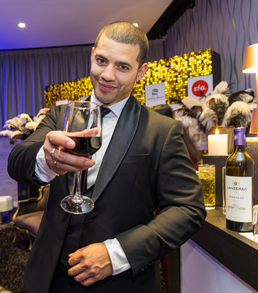 Seremoniemeester Dean John Smith het gesorg dat die aand vlot verloop – met Lanzerac-wyn wat bygedra het tot die feestelike atmosfeer van die Suidoosterfees se Burgemeestersbal. Foto: Natalie Gabriels Photography