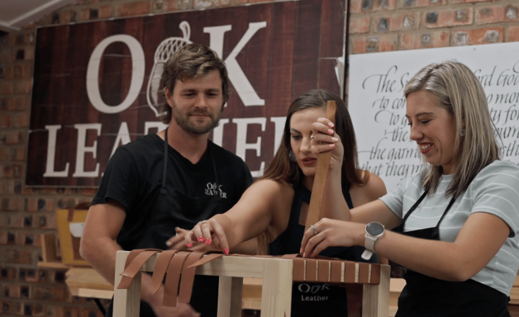 Lezelle en Madelé besig met hul geskenk vir Willie. Foto: Skermgreep