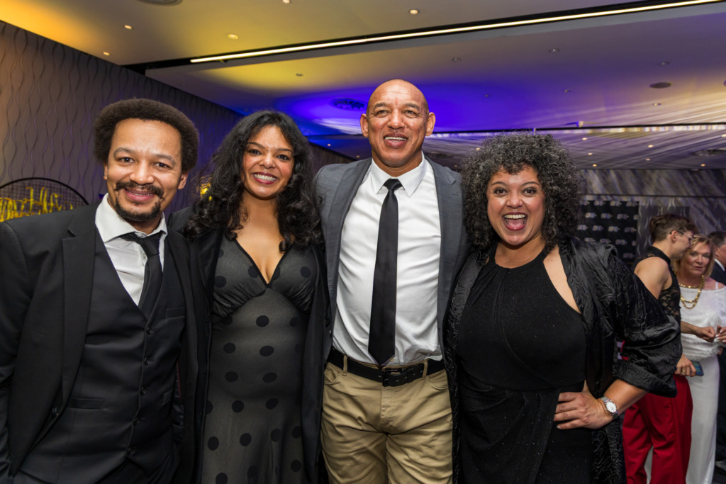 By die Suidoosterfees se Burgemeestersbal, van links: akteur en seremoniemeester Dean John Smith, aktrise Bianca Flanders, voormalige rugbyspeler Mark Willard en aktrise en teatermaker Lee-Ann van Rooi. Foto: Natalie Gabriels Photography