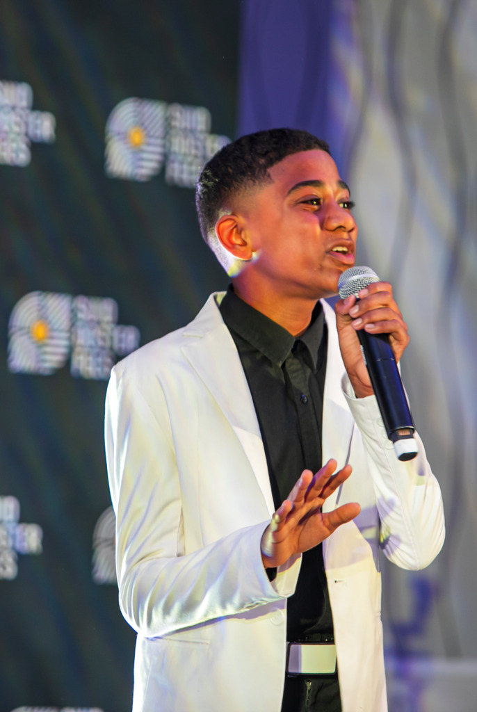 Moegammat Zayd Damon, wat vroeër vanjaar uitstekend presteer het in die Suidoosterfees se Talentkompetisie, het gaste by die Burgemeestersbal se harte met sy sangtalent gesteel. Foto: Natalie Gabriels Photography  