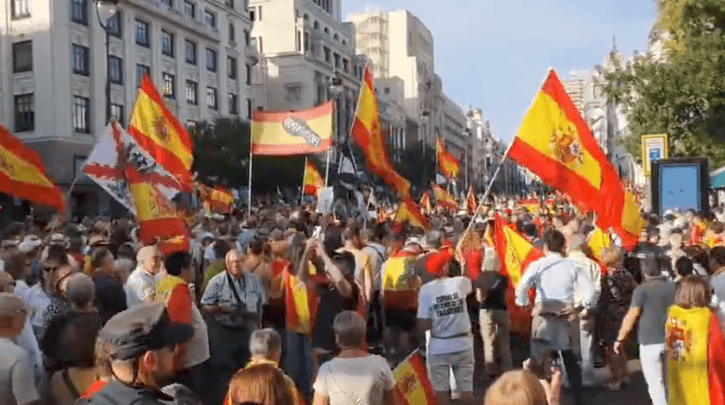 Ceuta-krisis: Duisende ruk op na Madrid om teen regering te betoog