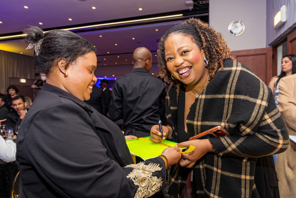 Sibongile Mafu, Kfm-aanbieder, gee haar handtekening aan Hope Zealand van die Suidoosterfees-span. Foto: Natalie Gabriels Photography