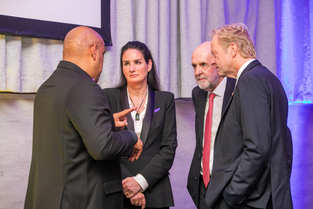 In gesprek tydens die Suidoosterfees se Burgemeestersbal, van links: Kaapstad se onderburgemeester, Eddie Andrews, Nieu-Seeland se erekonsul, Emma-Jane Ritchie, dr. Prieur du Plessis en Noorweë se erekonsul, Geir Telle. Foto: Natalie Gabriels Photography
