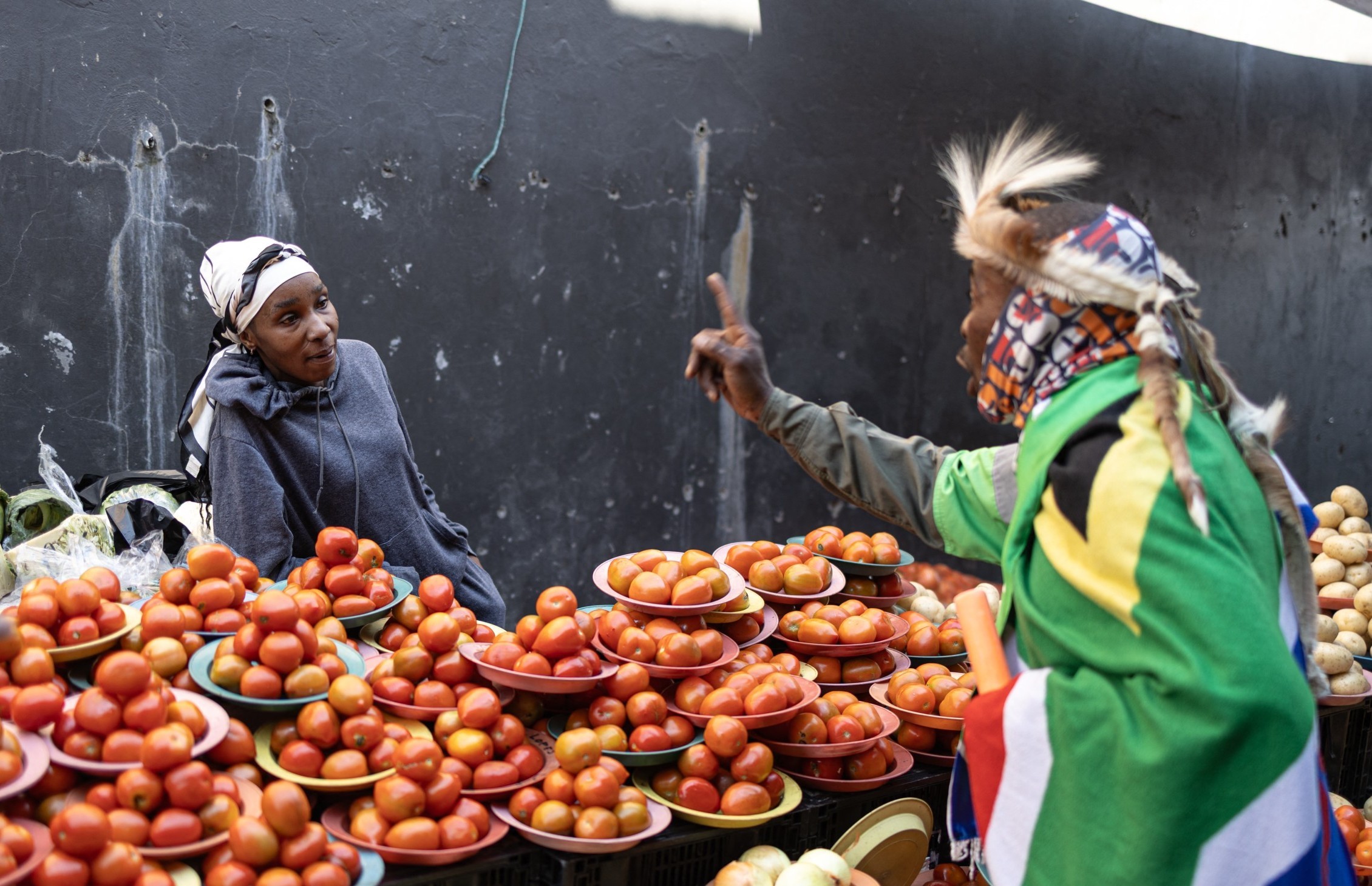 Spaza-winkels wat deur buitelandse burgers bedryf word, het belangrike teikens geword vir afpersingsbendes in Suid-Afrika se Wes-Kaap.