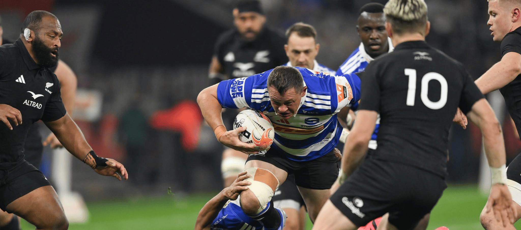 Stormers-voorspeler Deon Fourie boender oor ’n All Black.