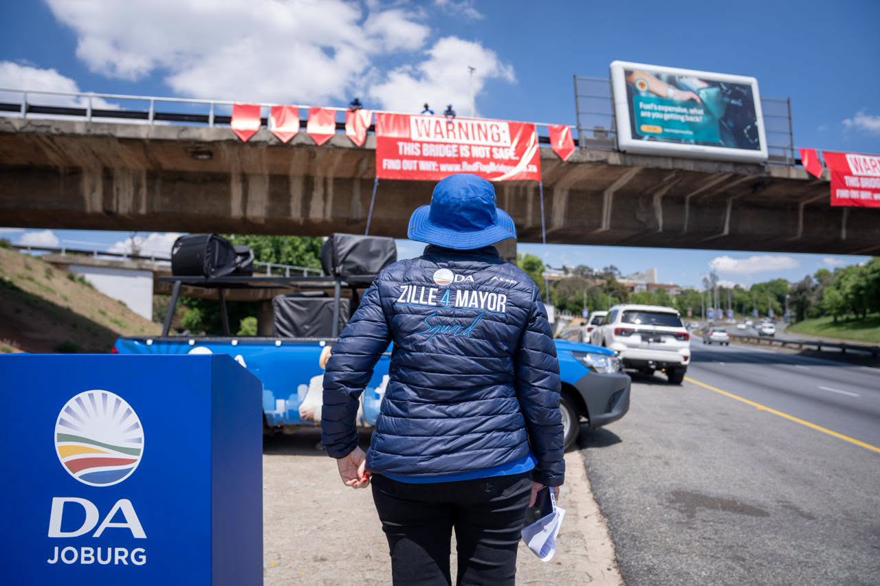 DA se Helen Zille by ’n brug wat Houghton toe afdraai in Johannesburg.
