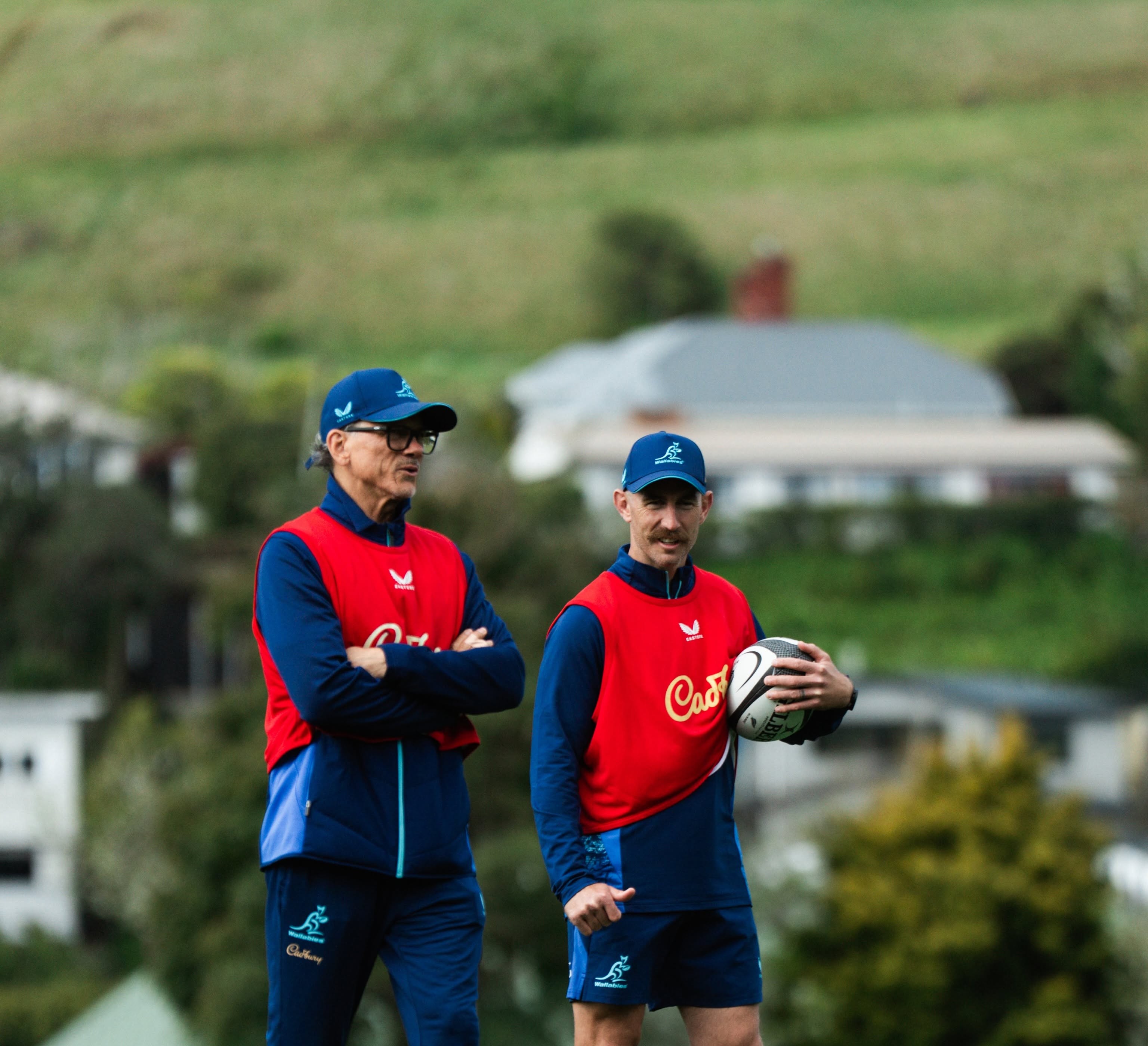 Wallabies-afrigter, Les Kiss, saam met die voormalige skrumskakel Nick White (regs).