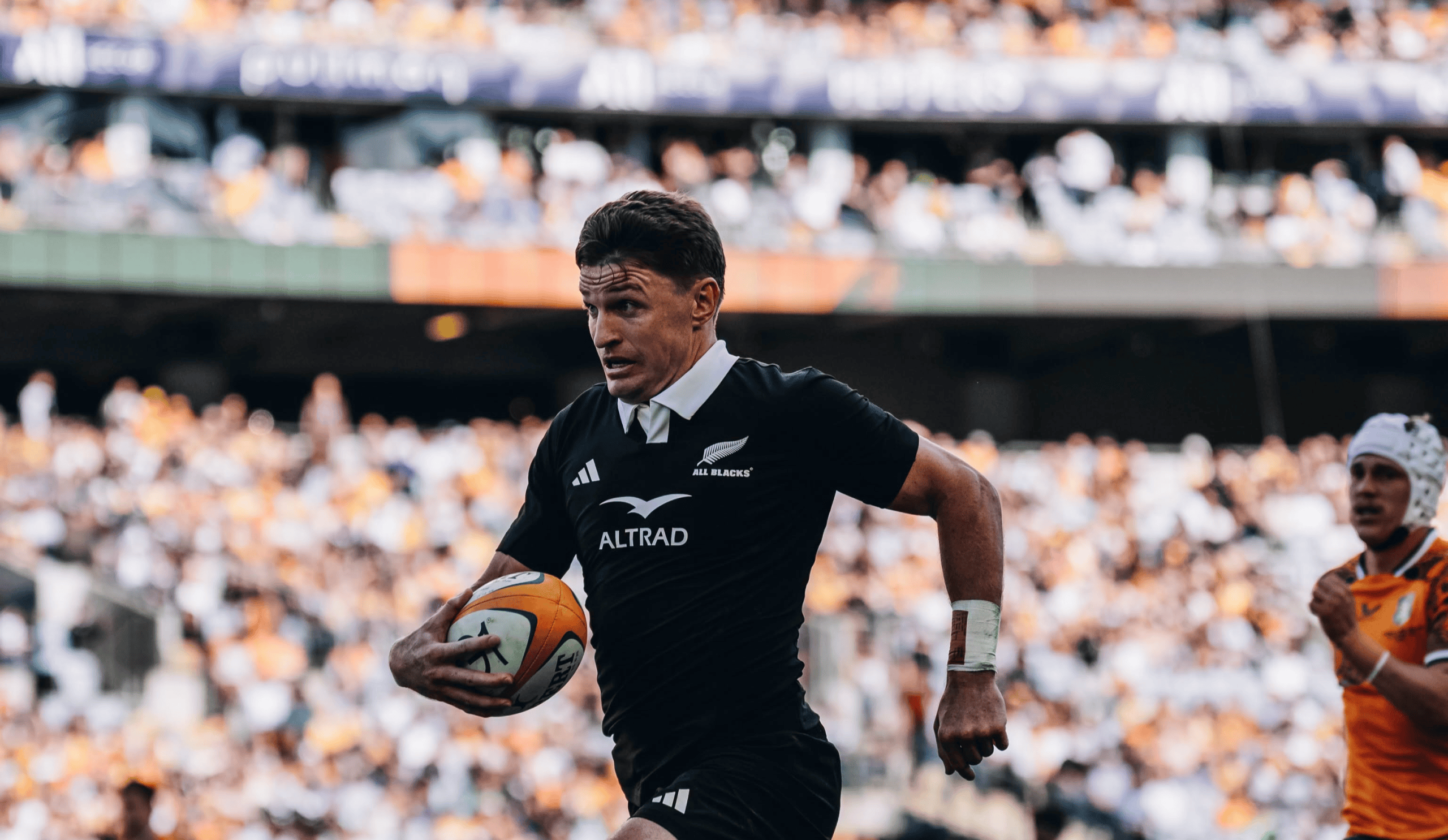 Beauden Barrett op pad om een van sy twee drieë te druk teen die Wallabies.