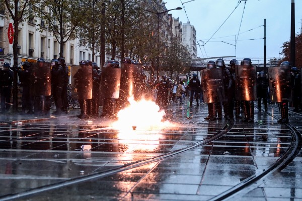 Polisiebeamptes word ontplooi tydens massabetogings wat in Frankryk en Spanje gewelddadig geraak het. Foto: AFP.