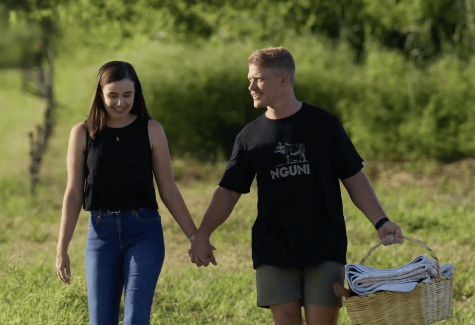 Die twee op pad na hul piekniek. Foto: Skermgreep