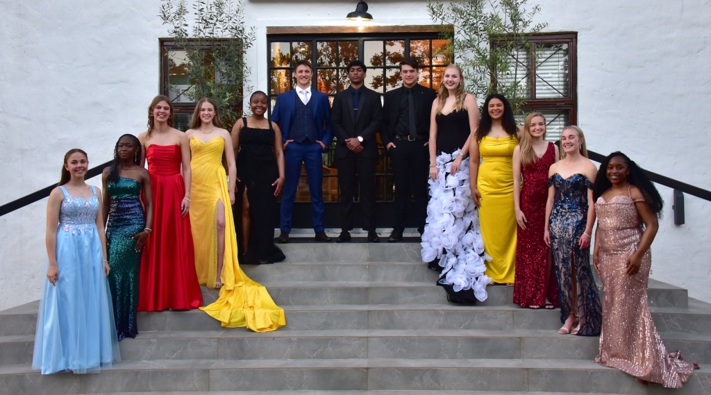 Van links is Jana Ross (Hoërskool Hennenman), Nana Amoah (Hoërskool Bloemfontein), Inke Rademeyer (Hoër Meisieskool Oranje, Bloemfontein), Lienka Stevens, Kani Khoarani (albei Eunice High School, Bloemfontein), Francois Cilliers, Tamim Alam (albei Grey-kollege, Bloemfontein), Stephan Uys (Hoërskool Witteberg, Bethlehem), Emri van Zyl (Hoërskool Transvalia, Vanderbijlpark), Jenna du Plessis (Hoër Meisieskool Oranje), Danelle Conradie (Hoërskool Hartswater), Sumari Eksteen (Hoërskool Witteberg) en Gloria Nkosana (Lawson Brown High School, Gqeberha).