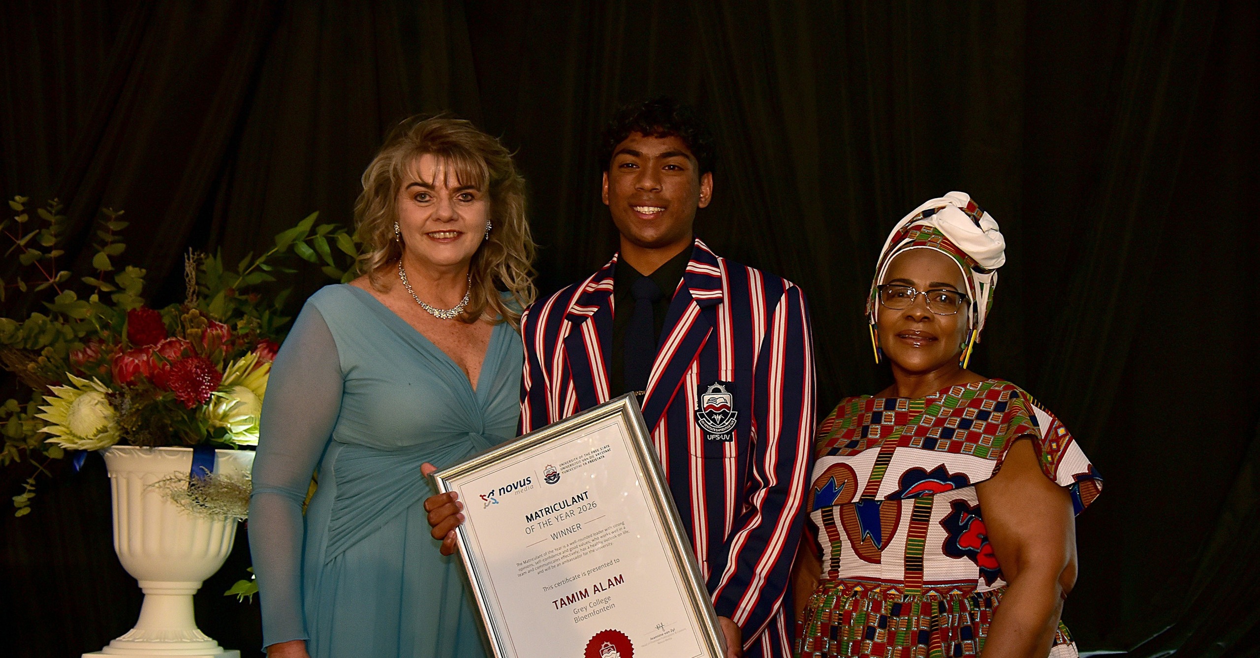 Tamim Alam, me. Jeannine van Zyl, Novus Media se hoof van premiumpublikasies en inhoud, en me. Nomonde Mbadi, direkteur: Studentewerwing, UV, regs. Foto: Charl Devenish.