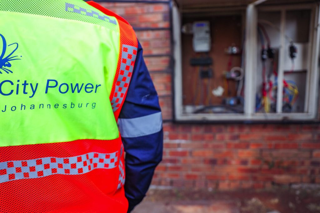 ’n City Power-
werknemer in Roodepoort ten tyde van ’n geldinvorderingsveldtog.
