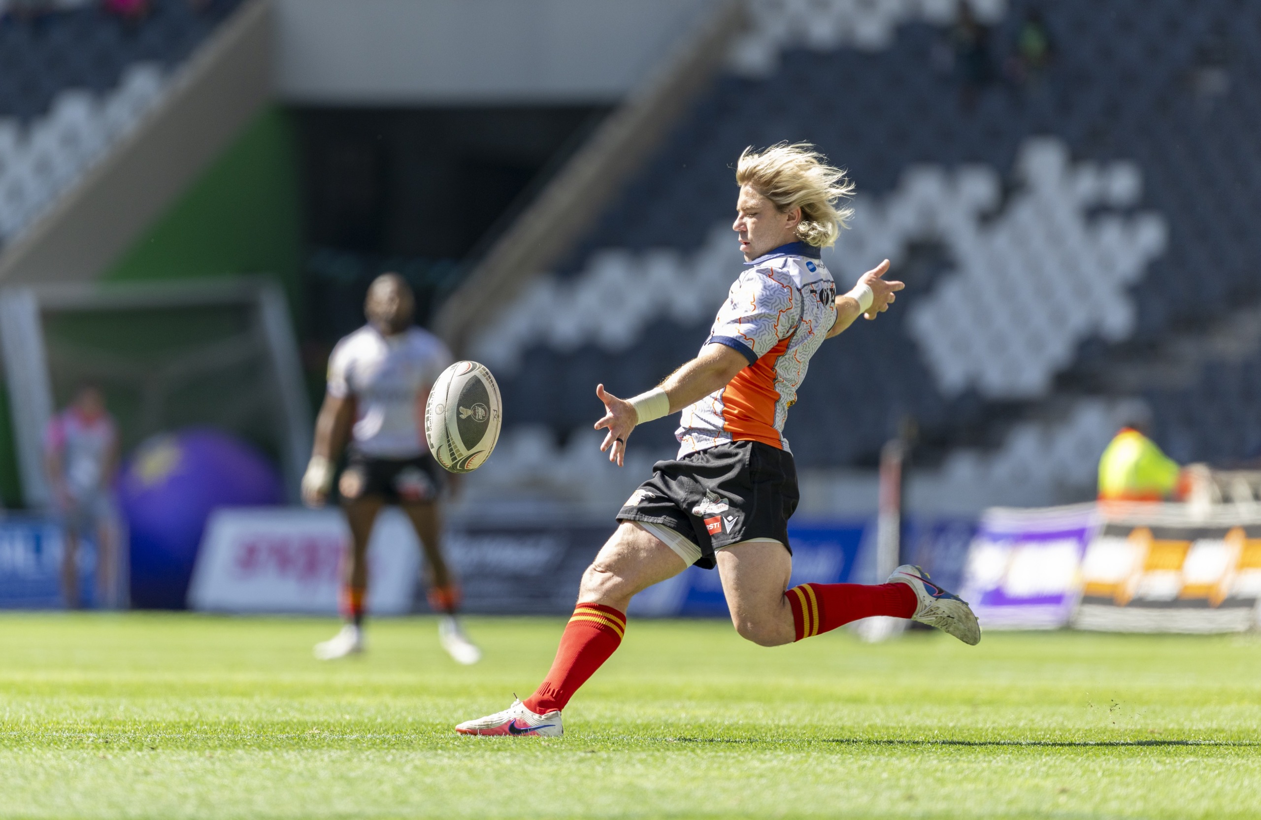 Faf de Klerk, die skrumskakel van die Cheetahs, het verlede Sondag ’n enkelbesering teen Bayonne in Frankryk opgedoen. Hy sal vandeesweek ’n skandering ondergaan om die erns daarvan te bepaal. Foto: Dirk Kotze/Gallo Images.