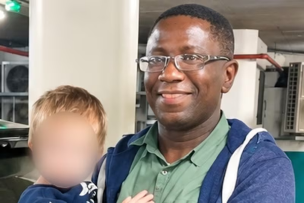 Jerry Sibanyoni van die Suid-Afrikaanse konsulaat in Abuja het die driejarige seuntjie terug na Suid-Afrika vergesel. Foto: Verskaf.