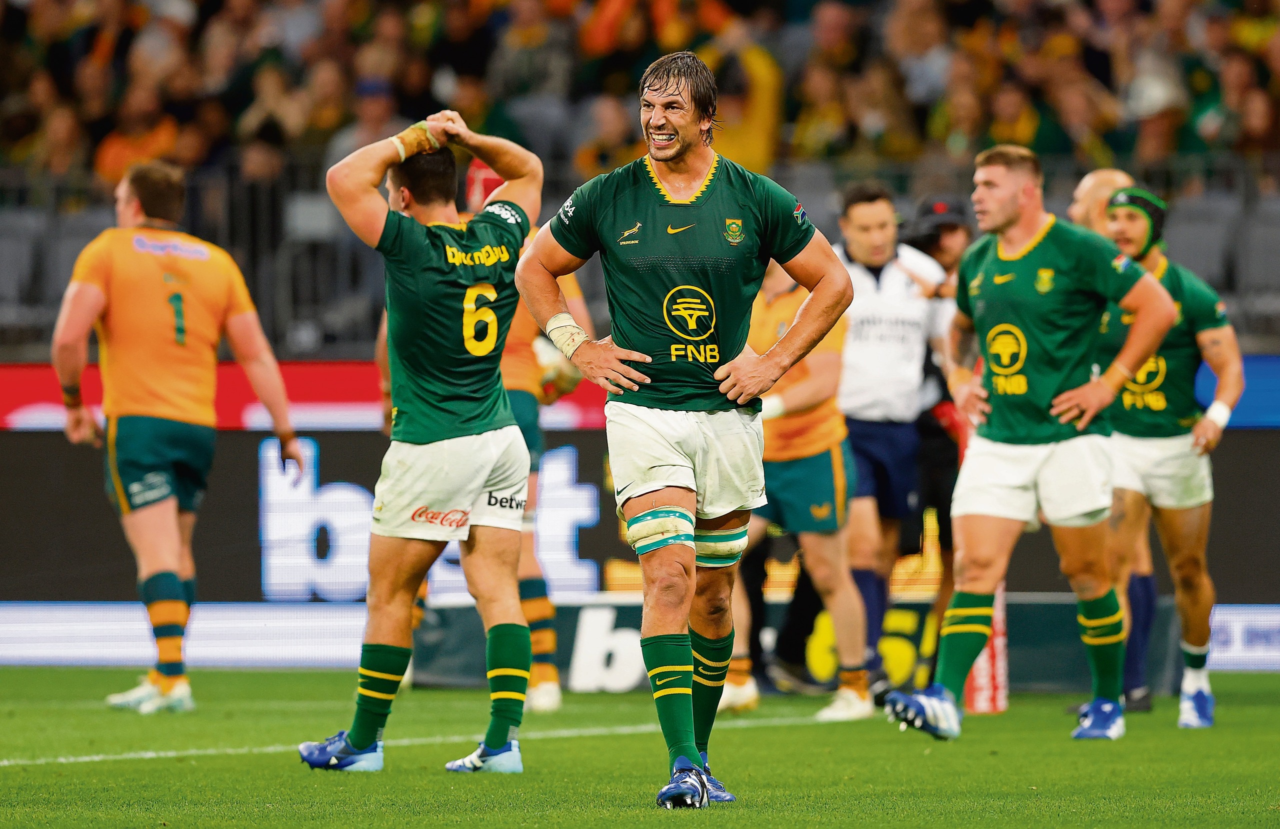 Eben Etzebeth wys Sondag sy ontevredenheid ná een van die Wallabies se vier drieë. Foto: James Worsfold, Getty Images.